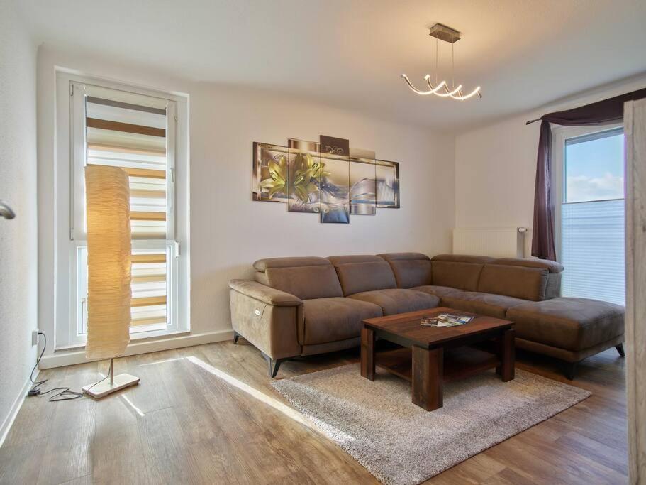 里薩的住宿－Ferienwohnung in der Sportstadt Riesa，客厅配有沙发和桌子