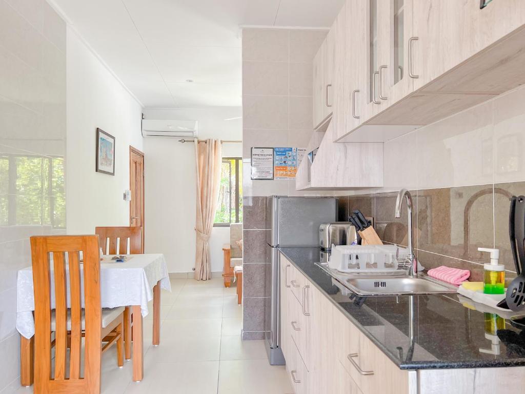 Kuchyň nebo kuchyňský kout v ubytování Palm Holiday Apartments