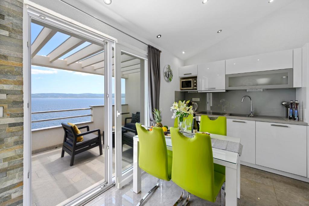 una cucina e una sala da pranzo con vista sull'oceano di Penthouse Filka a Mimice
