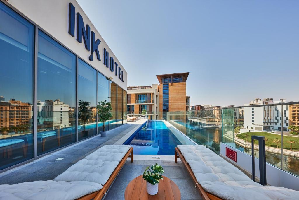 Blick auf ein Gebäude mit Pool in der Unterkunft Ink Hotel in Dubai