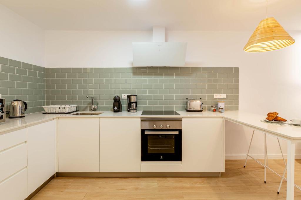 Kuchyň nebo kuchyňský kout v ubytování Apartamentos Deluxe Strada
