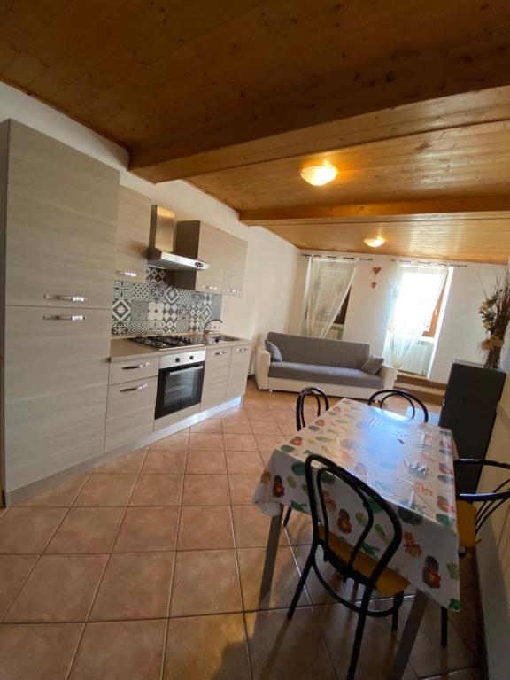 a kitchen and living room with a table and chairs at casa vacanze B&B ilciliegio in Bovegno