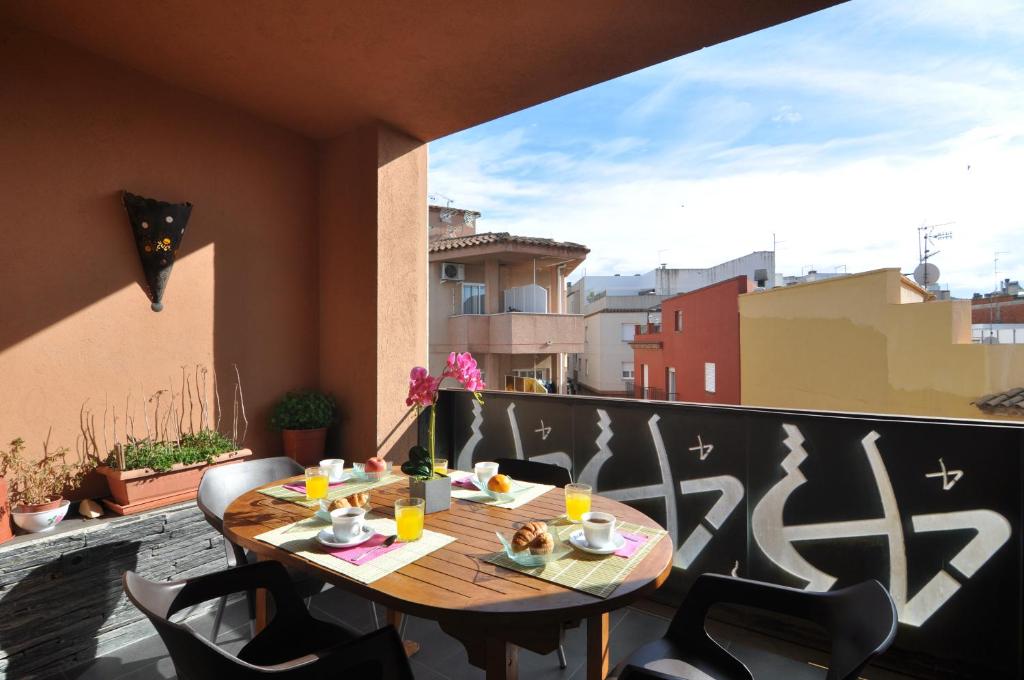 a table and chairs on a balcony with a view at RNET - Apartments Roses Centre in Roses