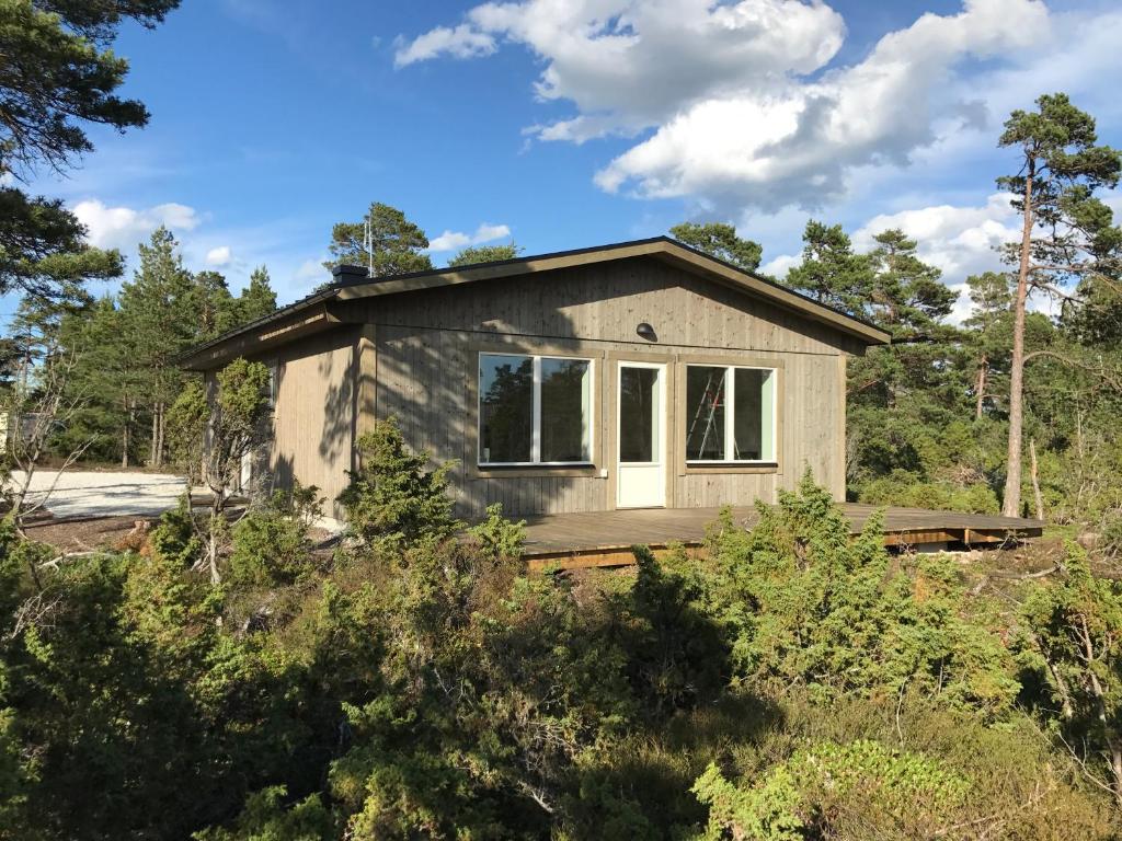 una piccola casa in mezzo a una foresta di Ljugarnsstugor a Ljugarn