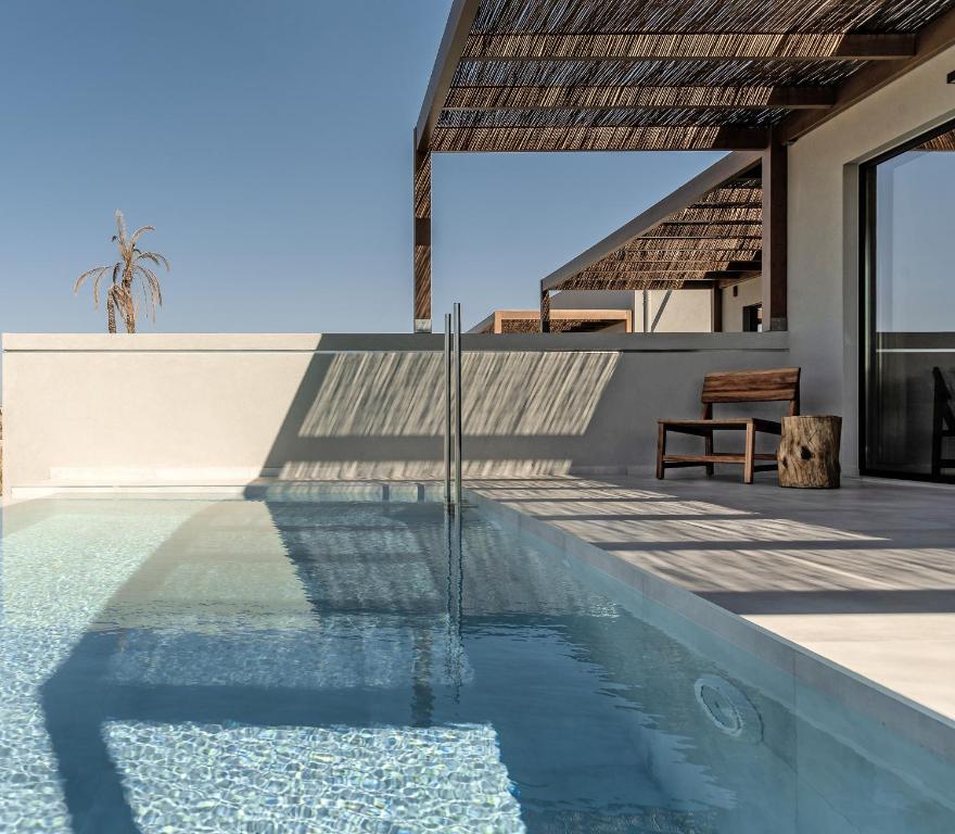 Bazén v ubytování AKU Suites with private pools nebo v jeho okolí