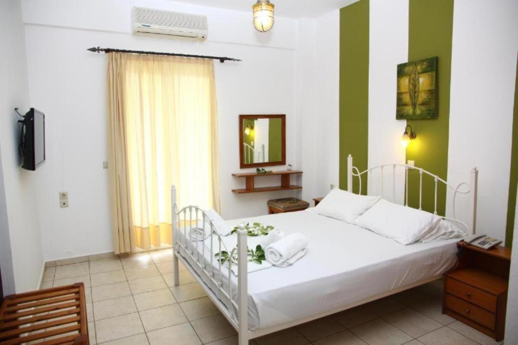 Postel nebo postele na pokoji v ubytování Nikos Apartments