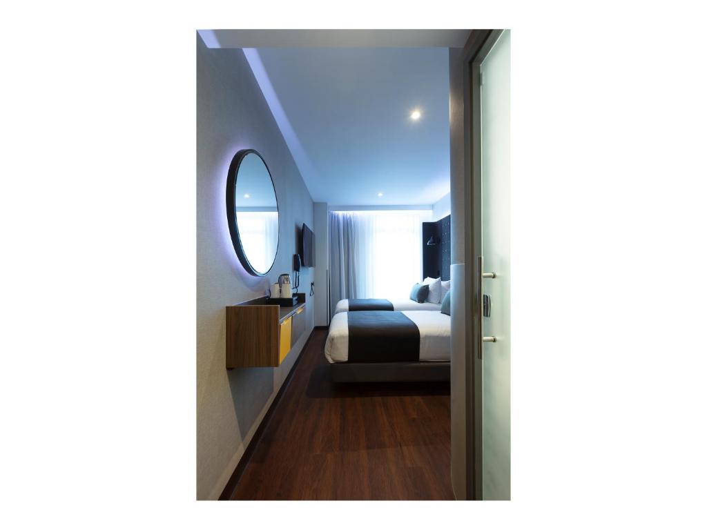 Llit o llits en una habitació de Point A Hotel Dublin Parnell Street