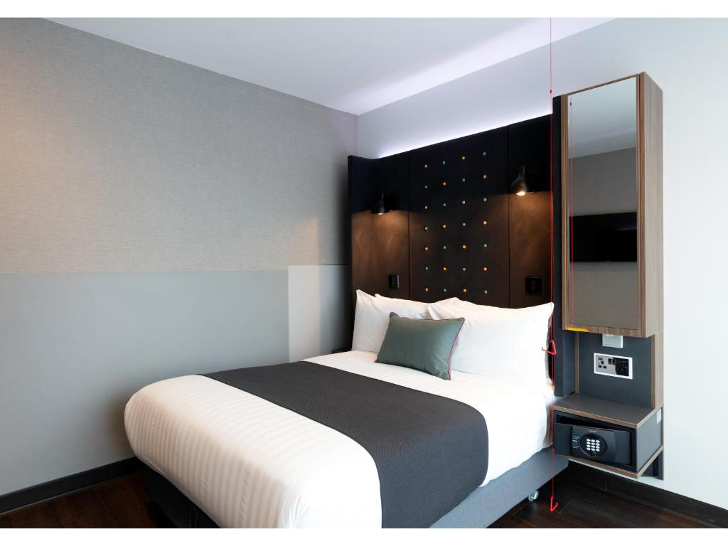 Llit o llits en una habitació de Point A Hotel Dublin Parnell Street