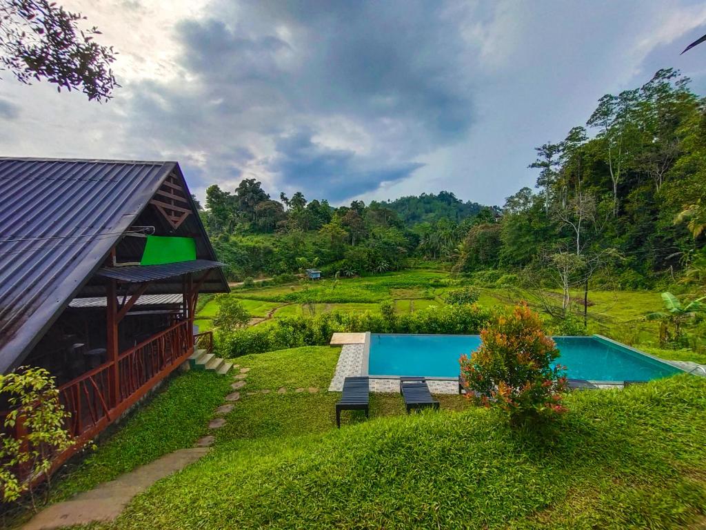 Het zwembad bij of vlak bij Cinnamon Village Sinharaja