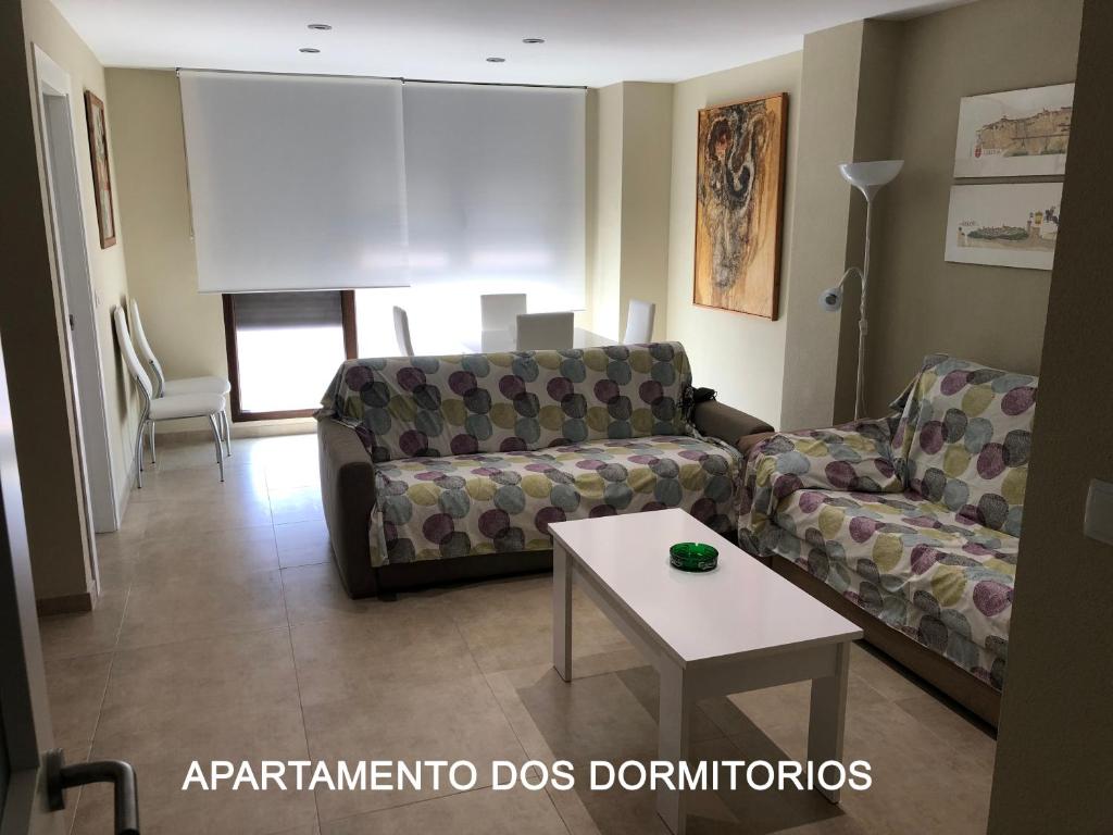ein Wohnzimmer mit zwei Sofas und einem Tisch in der Unterkunft MARIAGUERRERO - La Casita Azul in Cabo de Palos