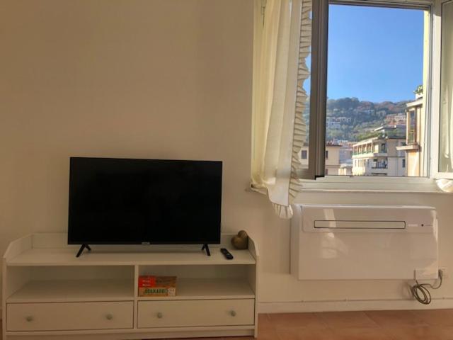 Televízia a/alebo spoločenská miestnosť v ubytovaní La casa di Ari