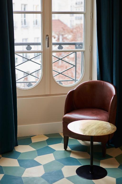 Posezení v ubytování Hôtel du Sentier