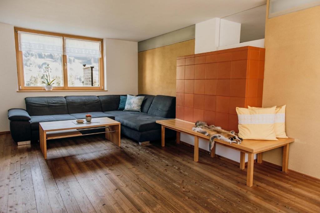 奧伊姆布雷根茨沃爾德的住宿－Ferienhaus FuchsbAu，客厅配有沙发和桌子