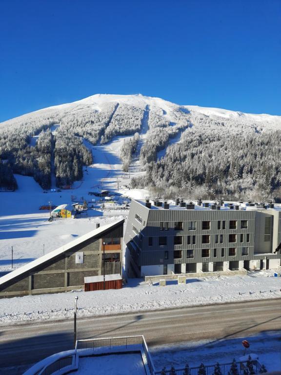 ビイェラシュニツァにあるThe Snow Crib Bjelasnica Aptの雪山前の建物