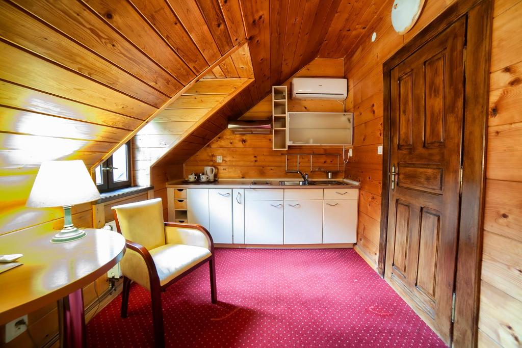 Kuchyňa alebo kuchynka v ubytovaní Hotel Dworek Wapionka