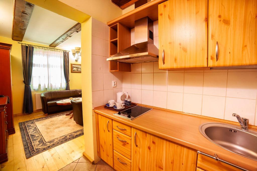 Kuchyňa alebo kuchynka v ubytovaní Hotel Dworek Wapionka