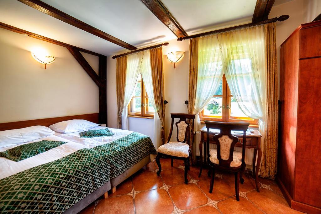 Posteľ alebo postele v izbe v ubytovaní Hotel Dworek Wapionka
