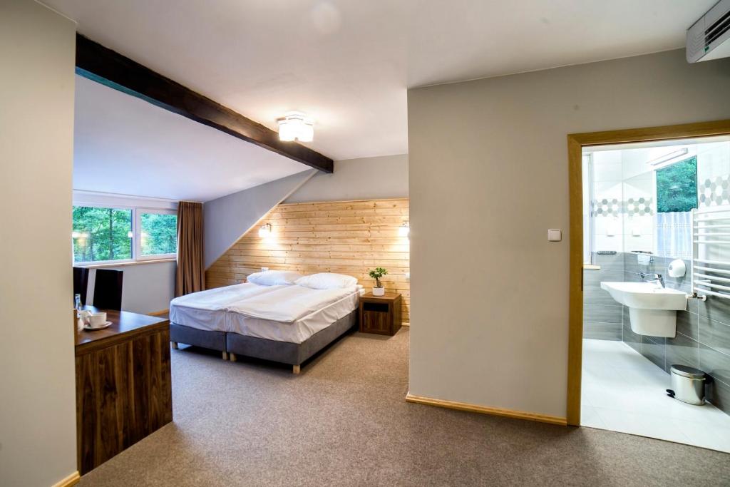 Posteľ alebo postele v izbe v ubytovaní Hotel Dworek Wapionka