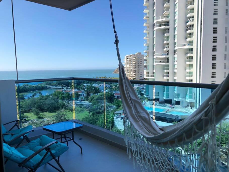 - un hamac sur un balcon avec vue sur l'océan dans l'établissement Apartamento Samaria Club Resort, à Santa Marta