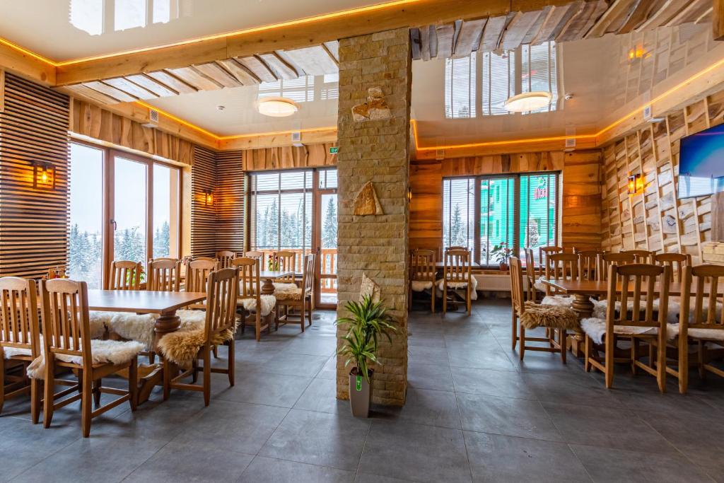 Restaurace v ubytování Rich OAK - готель з відкритим панорамний басейном