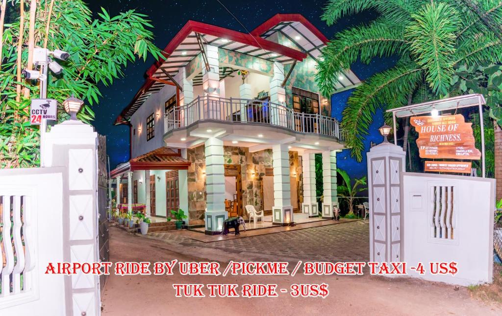 een weergave van een huis met een bord ervoor bij House of Richness in Negombo