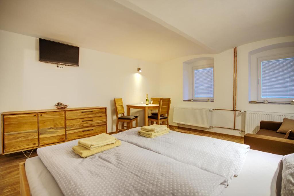 - une chambre avec un lit, une table et des chaises dans l'établissement Apartmánek mezi kopci, à Jáchymov