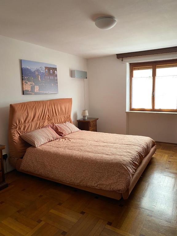 1 dormitorio con 1 cama grande en una habitación en Chez Carlo, en Aosta