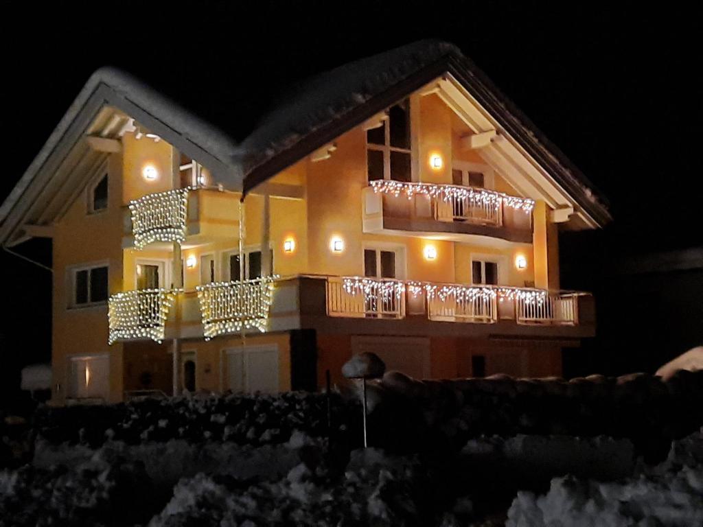 レンゲンフェルトにあるHaus Tanjaの夜にバルコニーにライトが灯る大きな建物