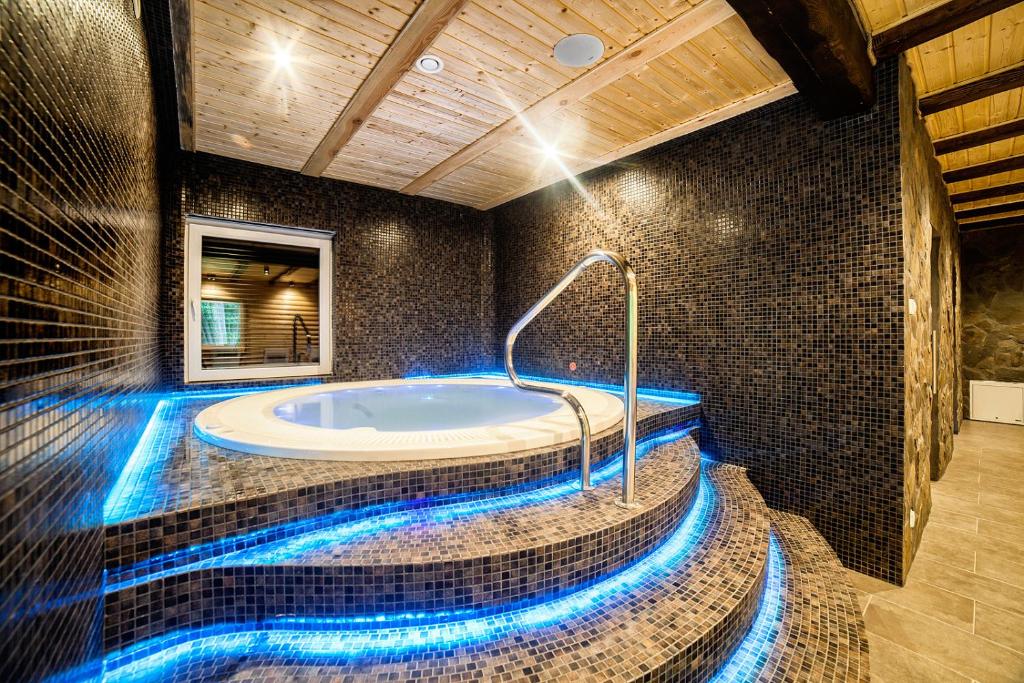 Okrągła wanna z hydromasażem wyłożona mozaiką w strefie SPA Dworku Wapionka