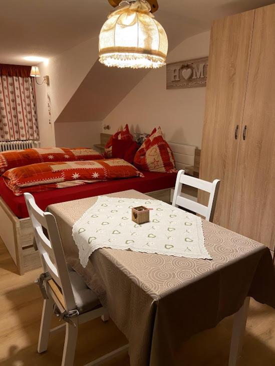 A bed or beds in a room at Alpenperle