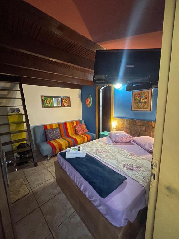 Postel nebo postele na pokoji v ubytování Pousada Casa do Rio Hostel - 8 min do Centro Hístorico - Passeio de Barco com saída da Pousada -Pago a parte- Perto das Praias e Beira Rio