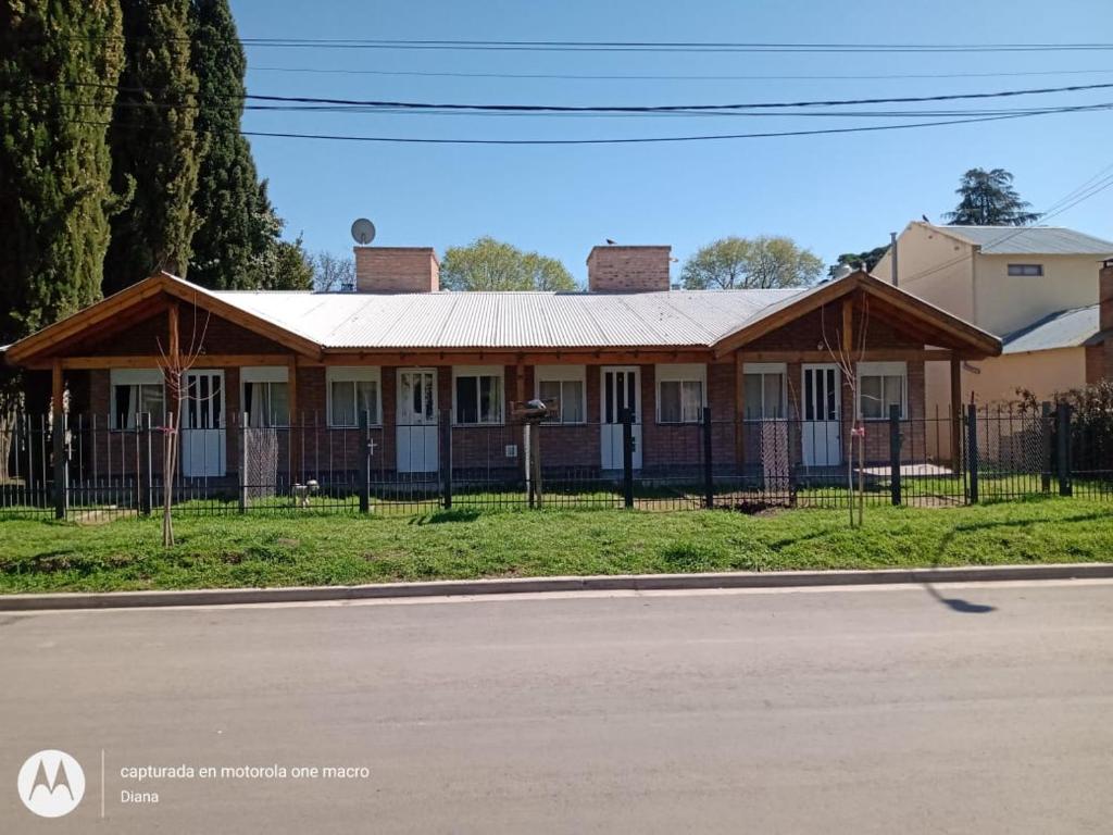 una casa vieja al lado de la carretera en La Canquelera, en Sierra de la Ventana