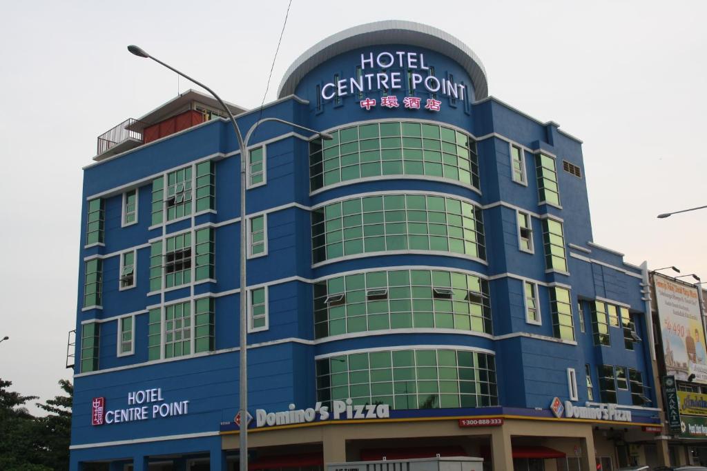 un bâtiment bleu avec un panneau sur lequel figure un panneau dans l'établissement Hotel Centre Point Tampin, à Malacca