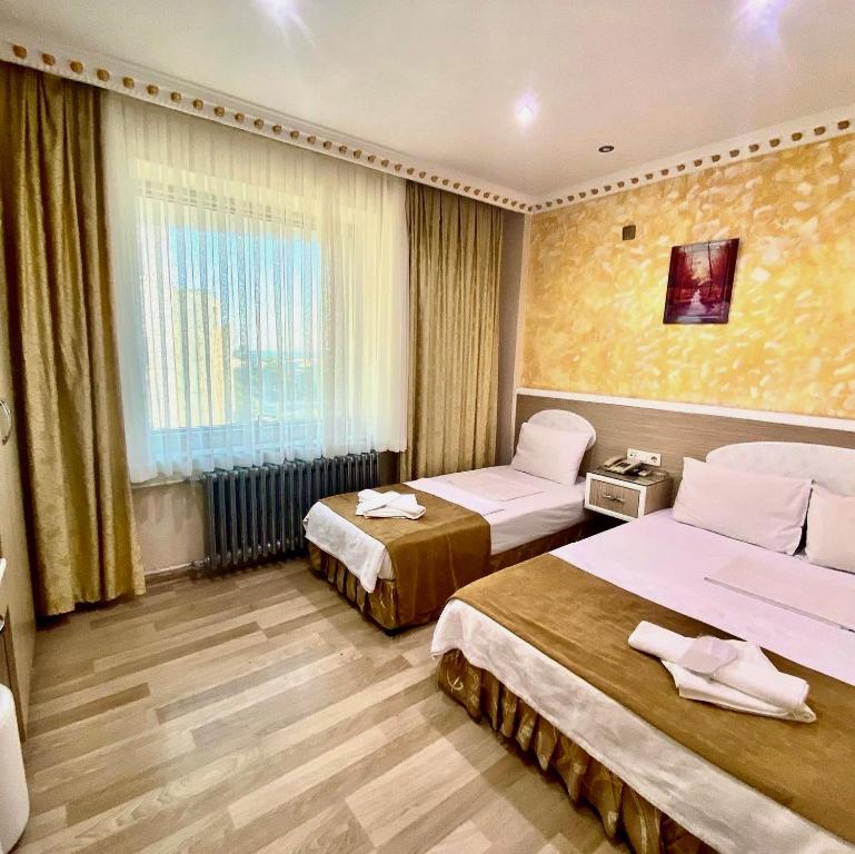 Postel nebo postele na pokoji v ubytování Grand Oral Hotel