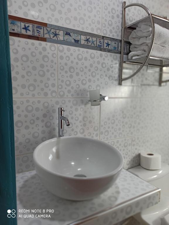 奧蘭太坦波的住宿－Doña Catta Casa Boutique，浴室设有白色水槽和镜子
