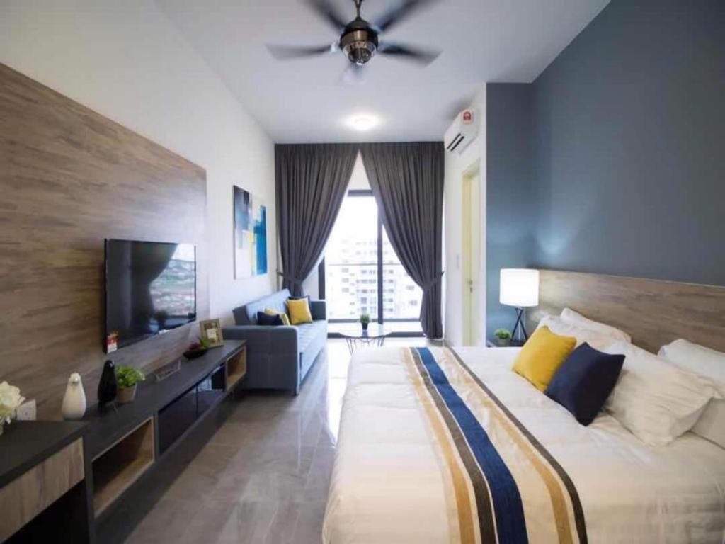 BotakCuteHomestay@Imperio Residence في ميلاكا: غرفة نوم كبيرة مع سرير كبير وتلفزيون