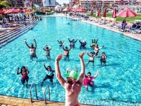 een groep mensen in het water bij een zwembad bij Apartment Porto sharm - LAKE ViEW in Sharm El Sheikh