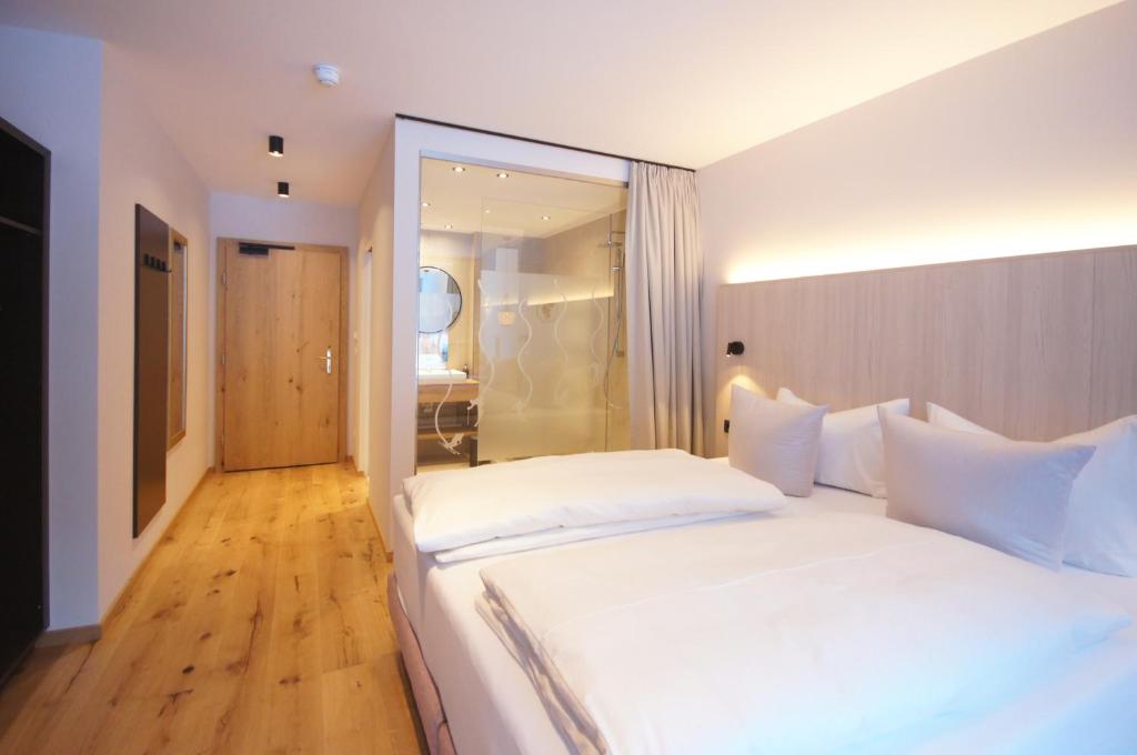 Postel nebo postele na pokoji v ubytování Hotel die Arlbergerin -New- all-in super flex rate