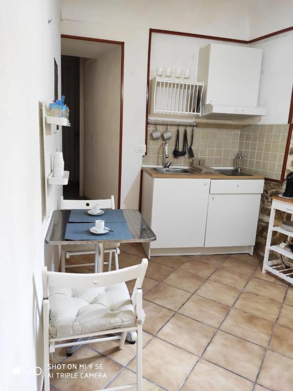 Kuchyňa alebo kuchynka v ubytovaní Casa ARETUSKA