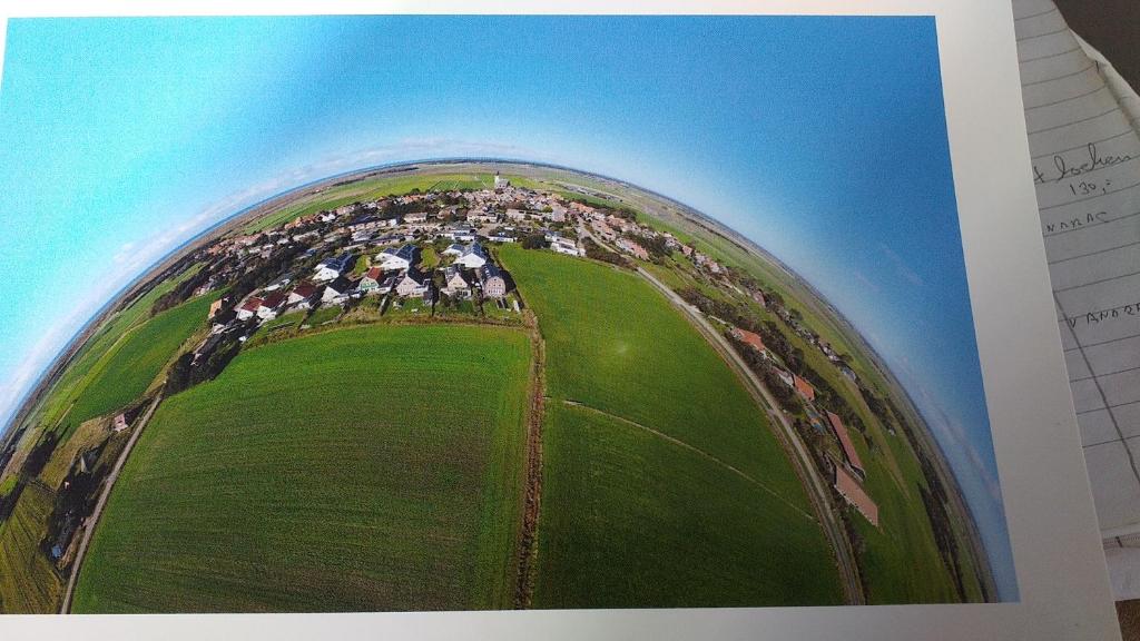 een schilderij van een golfbaan in een groen veld bij Oomes Huus - Sleep by Hästens, Wake with Coffee in Den Hoorn