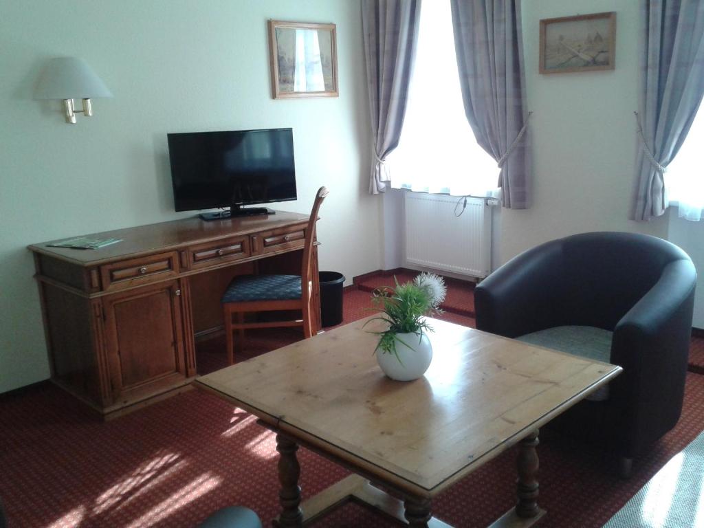 TV a/nebo společenská místnost v ubytování Garni-Hotel zum alten Ratskeller