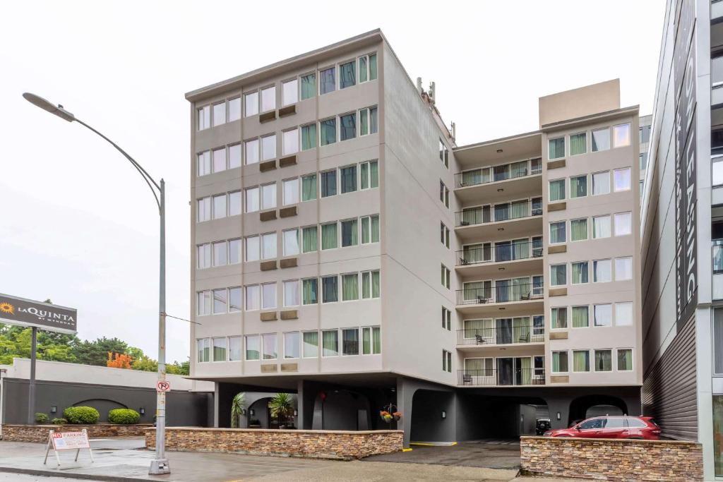 un bâtiment avec une voiture garée devant lui dans l'établissement La Quinta by Wyndham Seattle Downtown, à Seattle