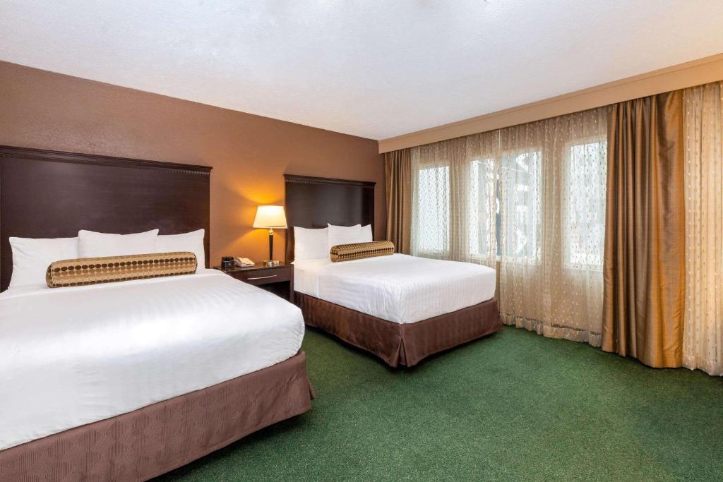 La Quinta by Wyndham Seattle Downtown - Queen Room With Two Queen Beds - Non-Smoking