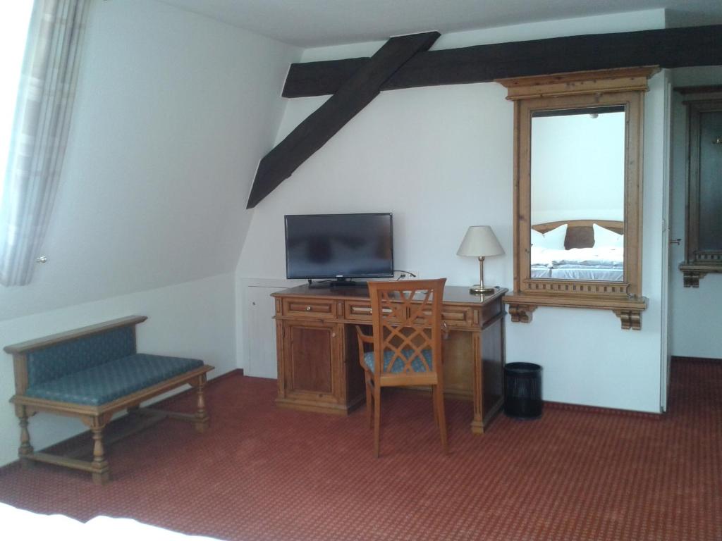 TV a/nebo společenská místnost v ubytování Garni-Hotel zum alten Ratskeller