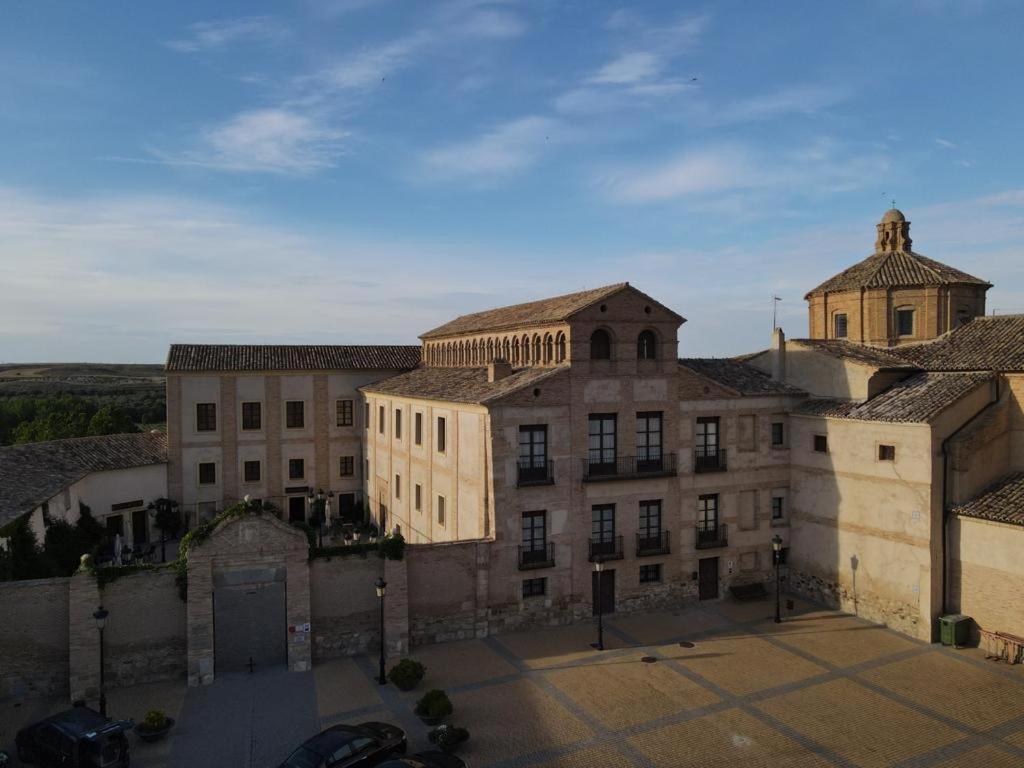 een oud gebouw met een toren erop bij Casa Rural Palacio de Bureta in Bureta