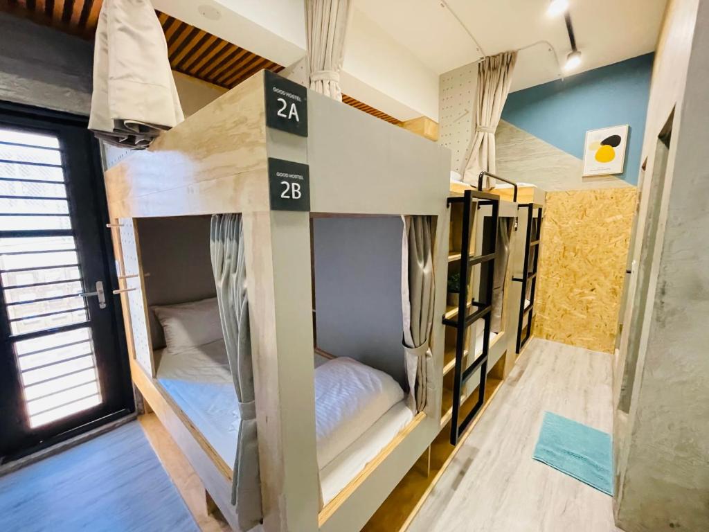 a room with several bunk beds in it at 好好睡 GOOD Hostel in Pi-tzu-t'ou