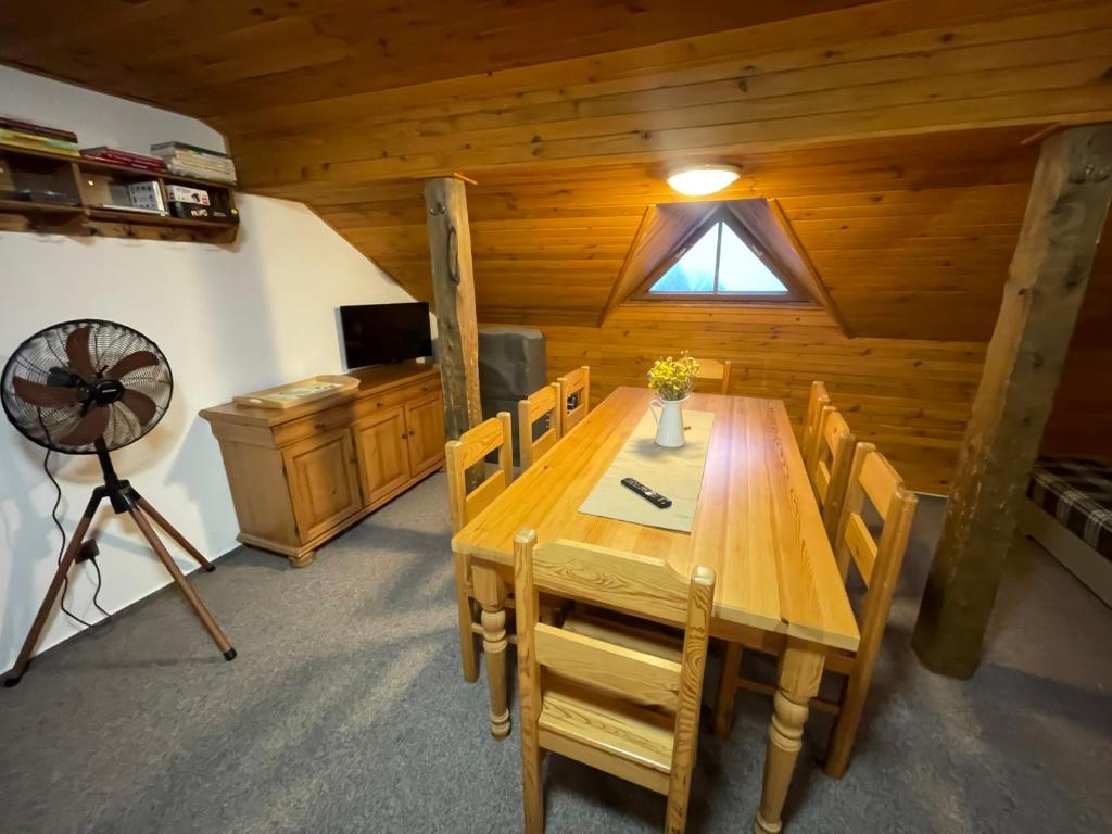 Televízia a/alebo spoločenská miestnosť v ubytovaní Na Buďárce