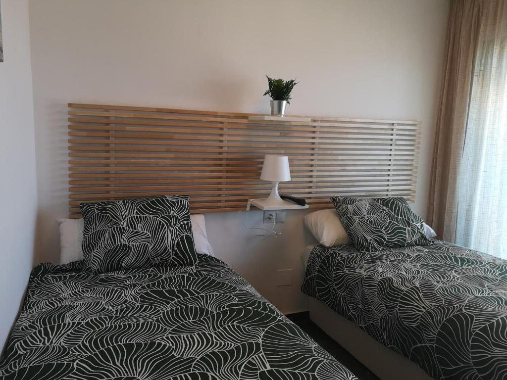 Łóżko lub łóżka w pokoju w obiekcie APARTAMENTO 1ª LINEA PLAYA GARAJE PISCINAS TERRAZA