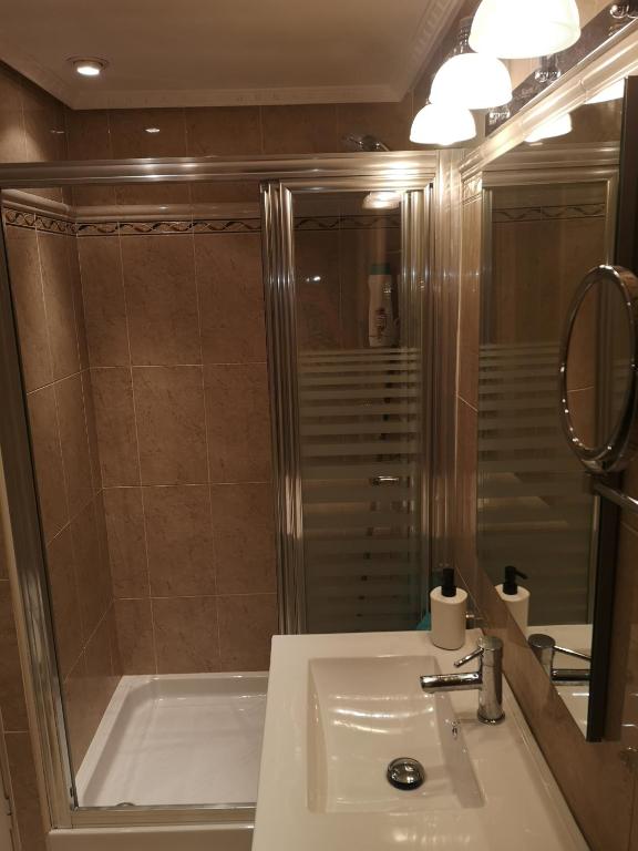 Łazienka w obiekcie APARTAMENTO 1ª LINEA PLAYA GARAJE PISCINAS TERRAZA