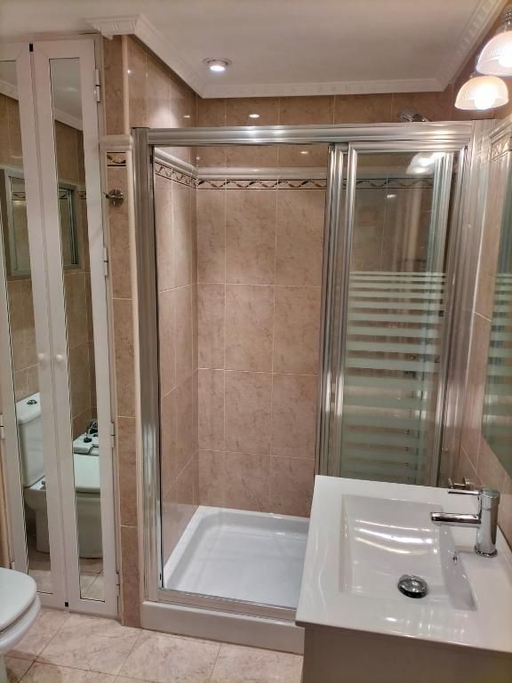 Łazienka w obiekcie APARTAMENTO 1ª LINEA PLAYA GARAJE PISCINAS TERRAZA